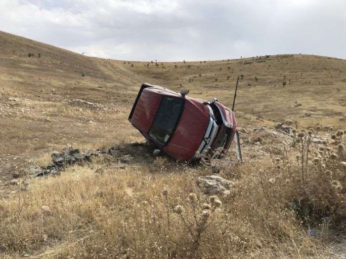 TPAO'ya ait kamyonet arampole devrildi: 2 yaral