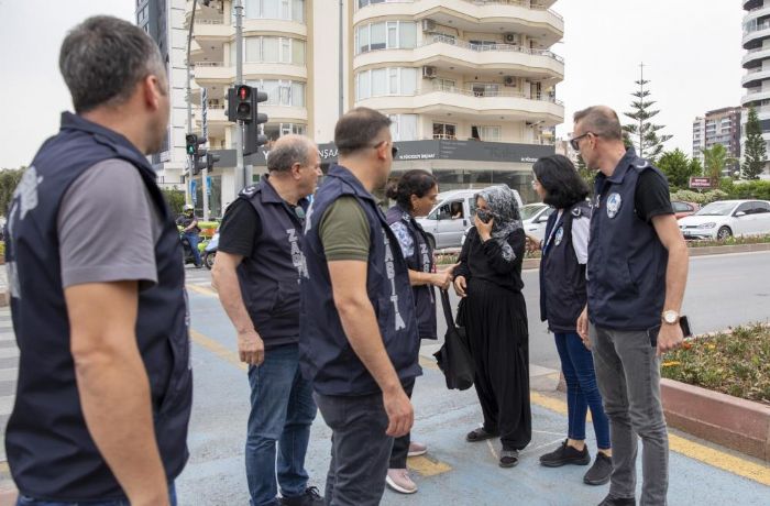 Mersin'de zabta ekiplerinden dilencilere operasyon