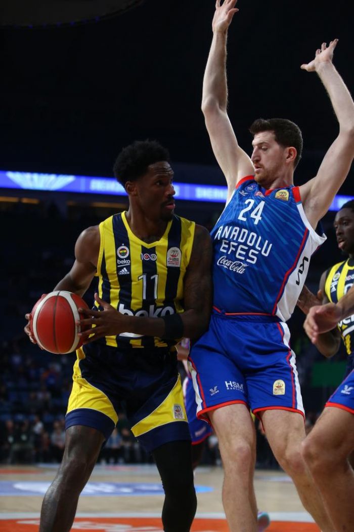 Anadolu Efes, Fenerbahe karsnda galip