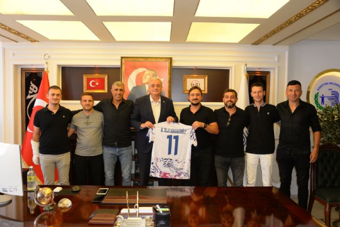 Bakan Bakkalcoluna Bozykspor Futbol Kulbnden ziyaret   