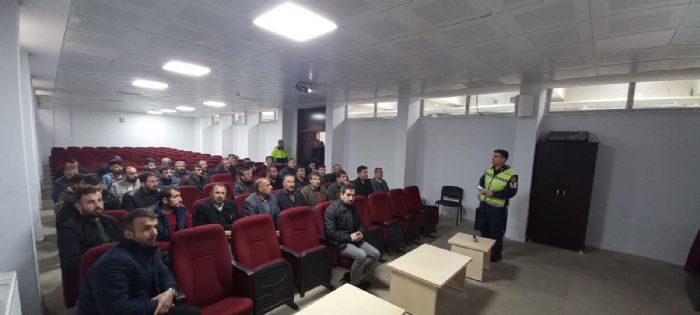 Trafik ekiplerinden okul servis ofrlerine seminer   