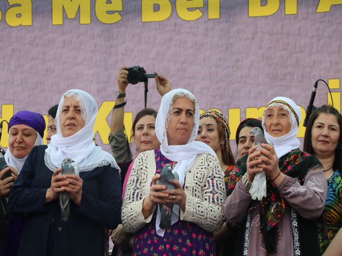 Diyarbakr'da kadnlar bar gvercini uurdu