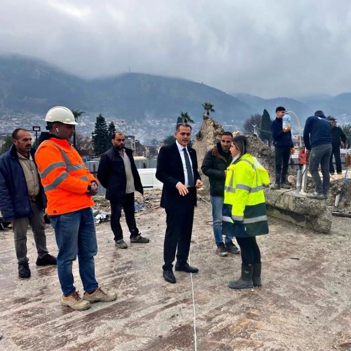 Antakya Kaymakam Akda, depremde yklan tarihi meclis binasnda yrtlen almalar yerinde inceledi