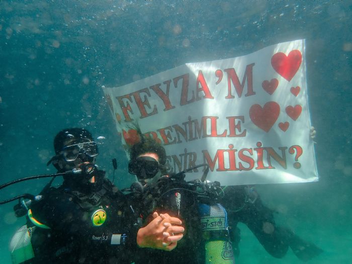 Yalovada su altnda romantik evlilik teklifi