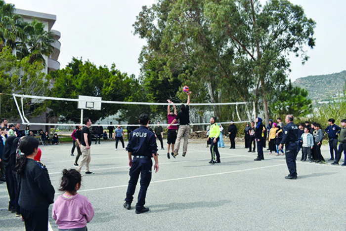 Mersin Emniyeti depremzedelerin yannda