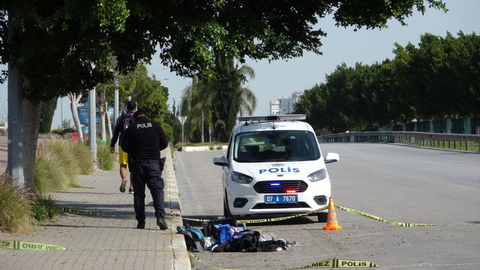 Yol kenarna braklan valiz ve antalar polisi alarma geirdi