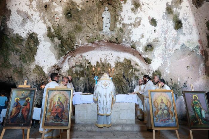 Maara iindeki St. Pierre Kilisesi'nde bayram ayini