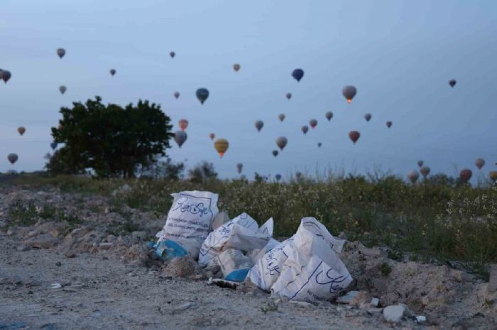 Turistler peribacalarn deil, molozlar ve pleri seyrediyor