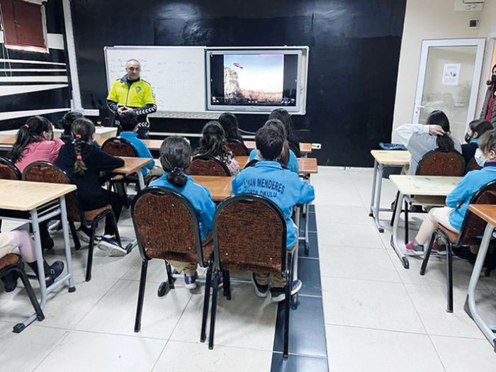 Mersin polisinden rencilere trafik eitimi