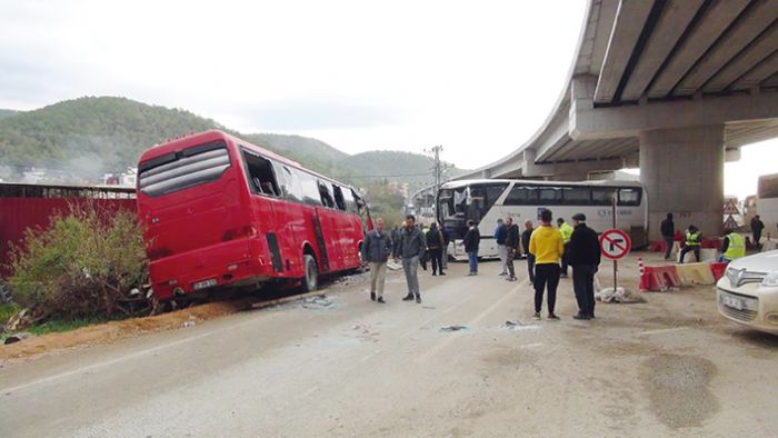 Mersin’de ii tayan servis otobsleri kafa kafaya arpt