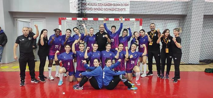 MSK Kadn Voleybol ve Hentbol takmlar yzleri gldrd