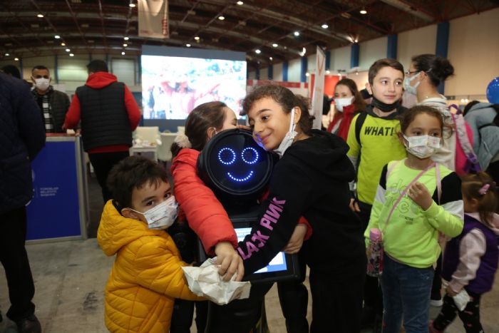 Toroslar Belediyesinin Mini Ada Robotu Mersin Bilim enliinin gzdesi oldu