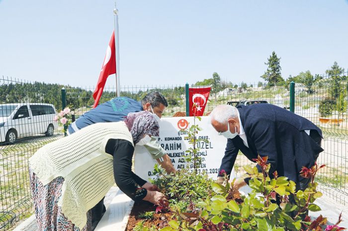 Erdemlide ehit mezarlar gllerle donatld