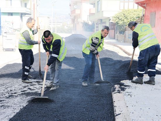 Toroslar’da scak asfalt almalar devam ediyor