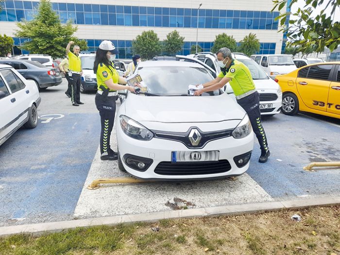 Engelli park yerlerine ara koyanlara ceza kesiliyor