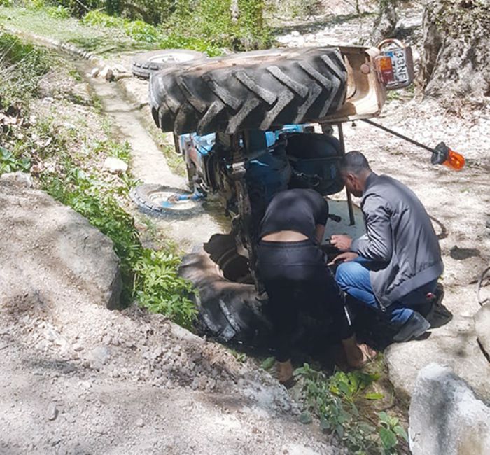 Devrilen traktrn altnda kalmaktan son anda kurtuldu