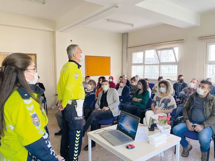 Trafik polisleri sosyal hizmet personeline eitim verdi