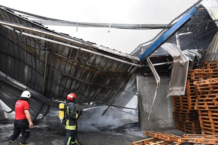 Mersinde madeni ya fabrikasnda kan yangn kontrol altna alnd