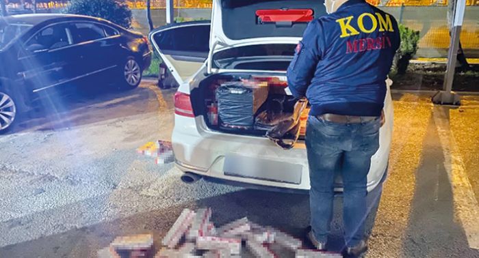 Mersin’de bir otomobilde 4 bin 530 paket kaak sigara ele geirildi