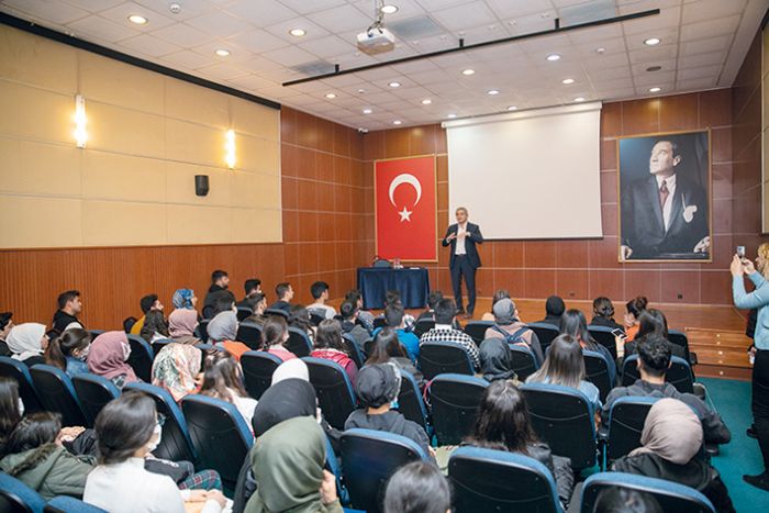 Ktphane Haftasnda Yazar Mirza Turgut ile renciler bir araya geldi