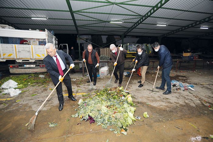 Kompost retimine takm elbiseli, kravatl destek