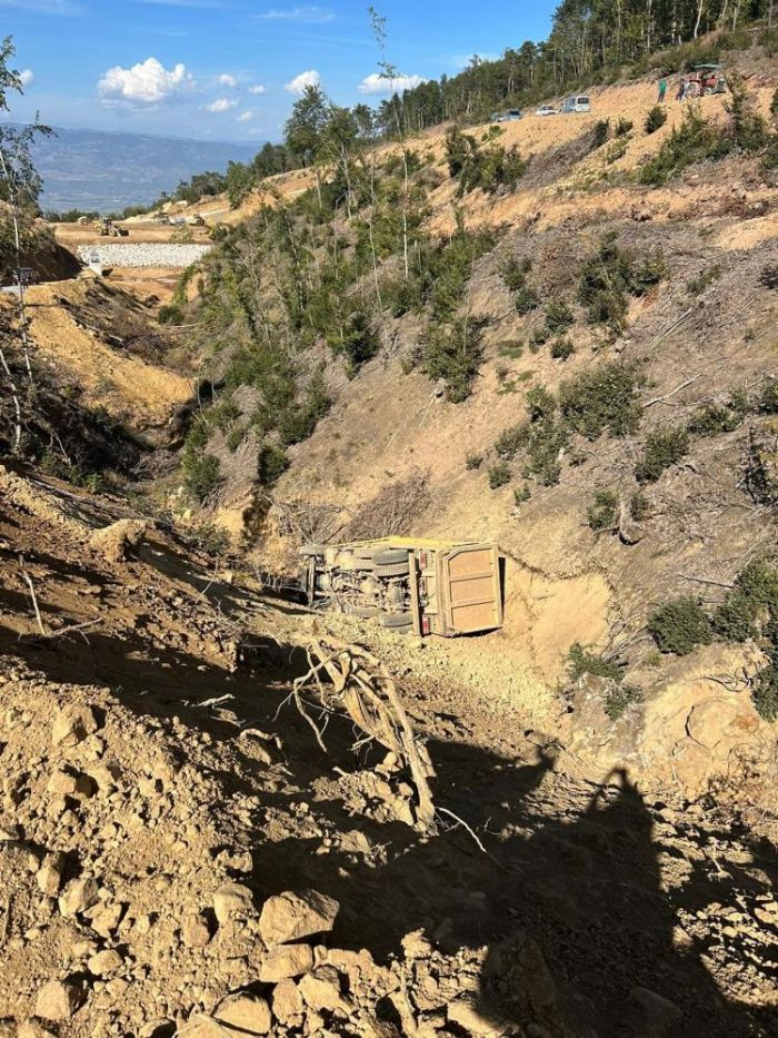 Toprak ykl kamyon 25 metre ykseklikten uuruma yuvarland