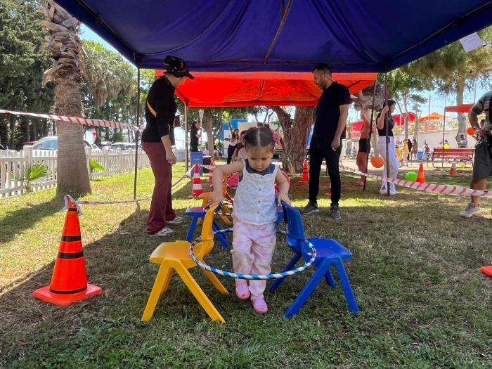 Bebek parknda ebeveynler ve bebekler cimnastik yapp elendi