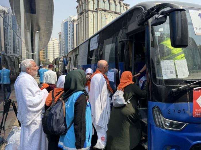 Haclar Arafata otobs kaplarn barkodla kilitleyip gnderiyorlar