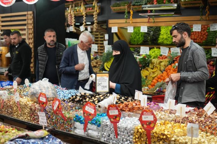 Bayram ekerleri ve ikolatalar tezgahlar renklendirdi