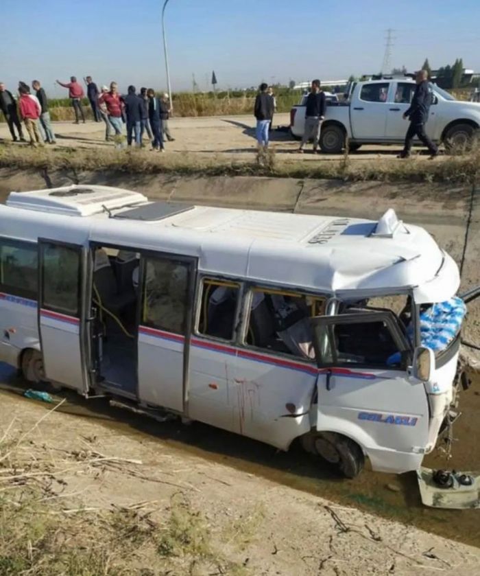  Adanada kaza yapan dolmu sulama kanalna dt: 2si ar 13 yaral   