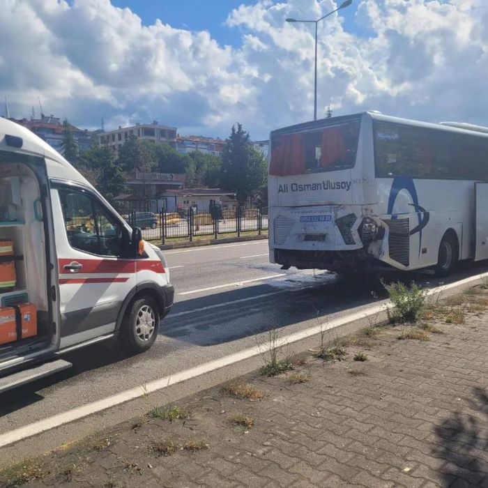 Krmz kta bekleyen yolcu otobsne tr arpt: 5 yaral