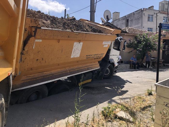 Tekirda'da asfalt yol kt: Kamyon yola sapland