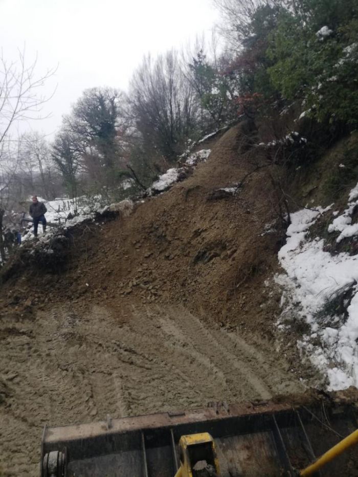 Sinop'ta toprak kaymas: Ky yolu ulama kapand