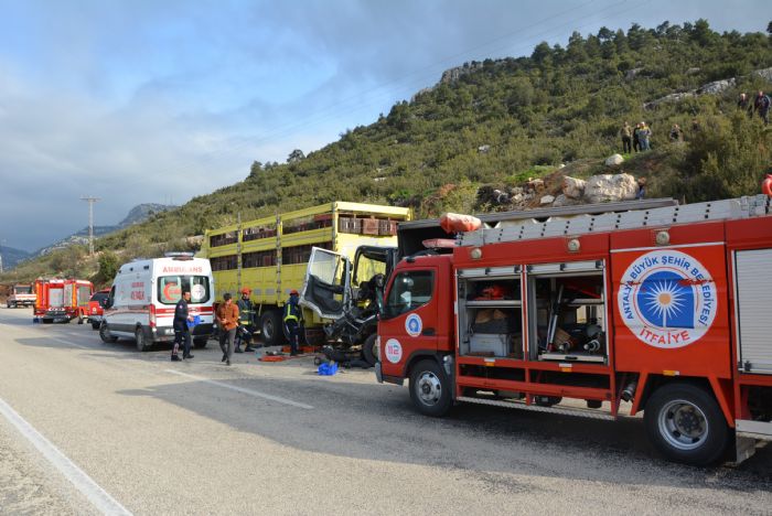 Kamyonet park halindeki kamyona arpt: 2 yaral 