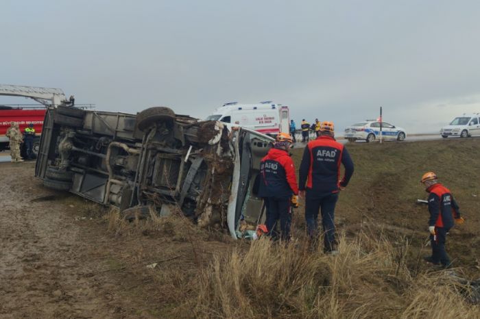 Son dakika: Van'da yolcu midibs arampole devrildi: 27 kii yaraland