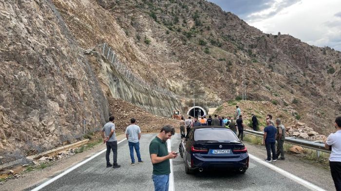 Artvin-Erzurum karayolu heyelan nedeniyle ulama kapand