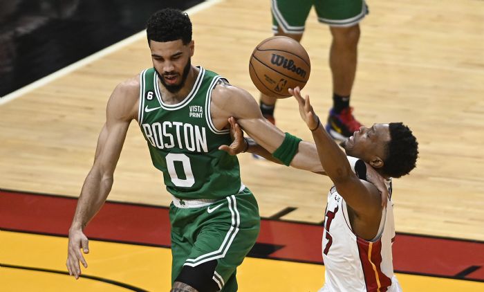 Boston Celtics, Miami Heat karsnda ilk galibiyetini ald