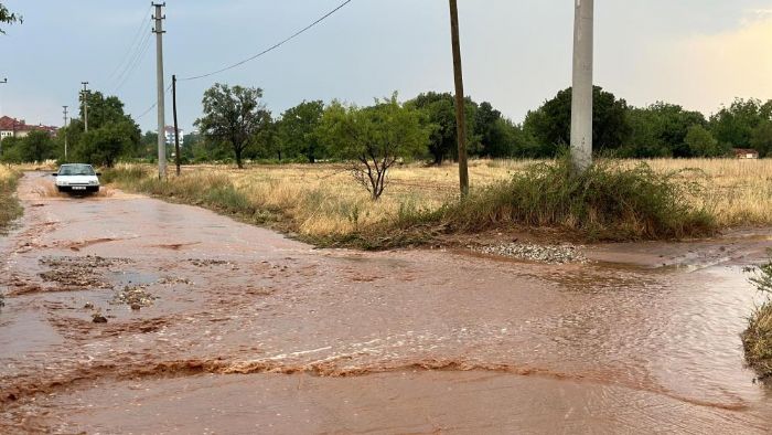 Uakta yamur ve dolu etkili oldu