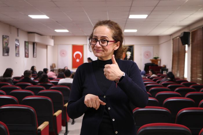 Depremzede retmen, iaret dili eitimi veriyor