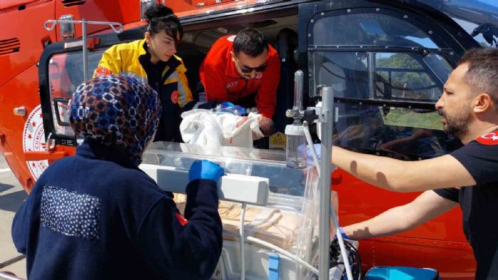 Ambulans helikopter yeni doan bebek iin zamanla yart