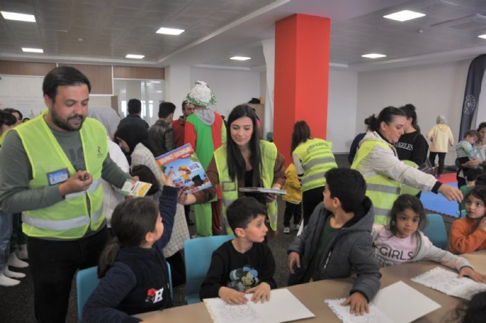 ukurova Belediyesi psikososyal destek ekibi yurtlarda   