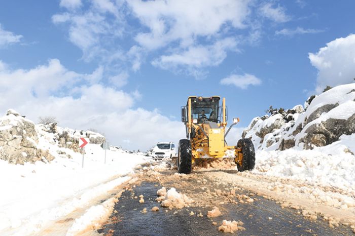 Yeniehir Belediyesinden kar temizleme ve yol ama almas