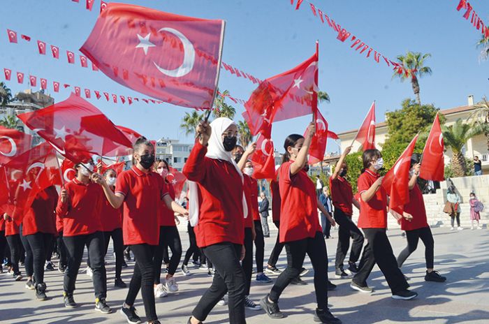 Mersinde Cumhuriyet Bayram cokuyla kutland