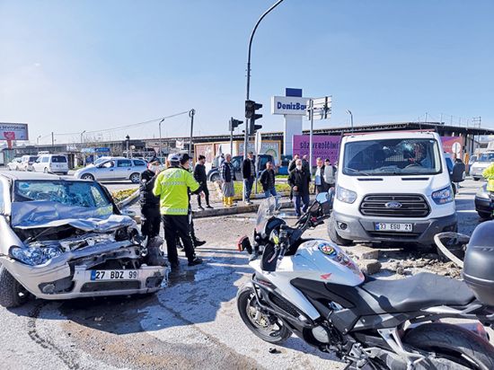 Mersinde kavaktaki kazada 4 ara birbirine girdi: 1 yaral