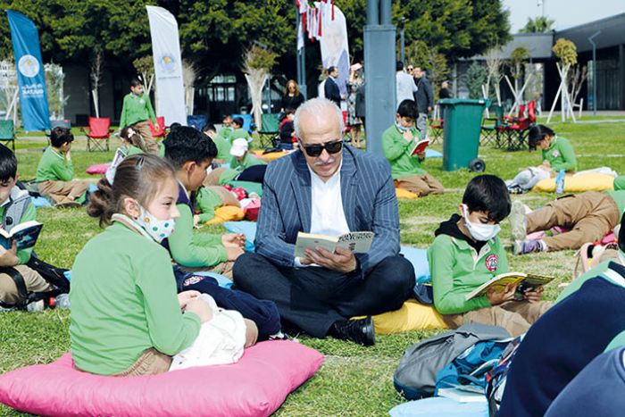 Gltak, kitap okuma etkinliinde rencilerle bir araya geldi