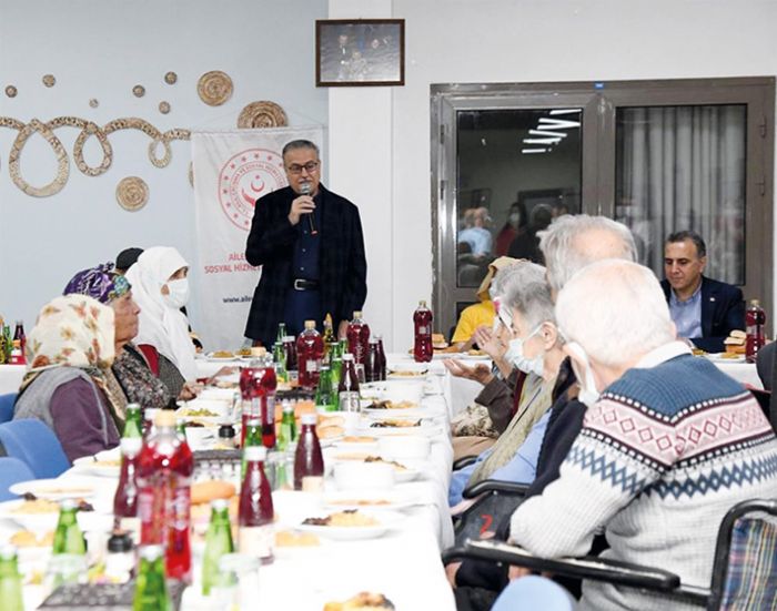 Vali Su iftarda huzurevi sakinleriyle bulutu