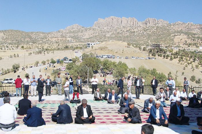 Mersinden 3 asrlk ’mezarlk ziyareti’ geleneine katld