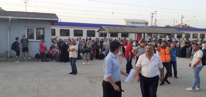 Halkal-Edirne treni durdu, yzlerce yolcu istasyonda kald