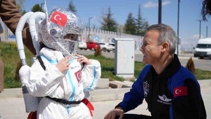 5 yandaki Mira, Alper Gezeravcy Trk bayrayla karlad