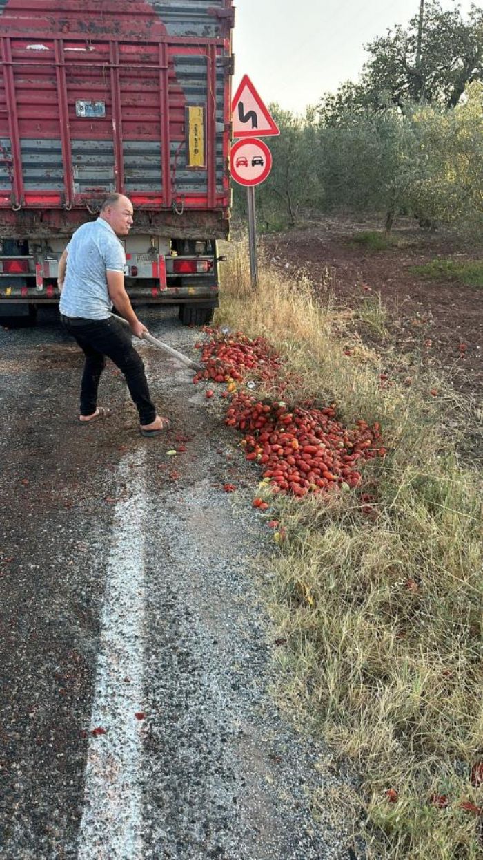 zmir'deki yangn sndren itfaiye erleri, Manisa'da yola salan domatesleri temizledi